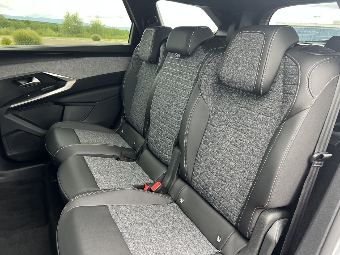 PEUGEOT 5008 HYBRID 145 E-DCS6 ALLURE — photo 5