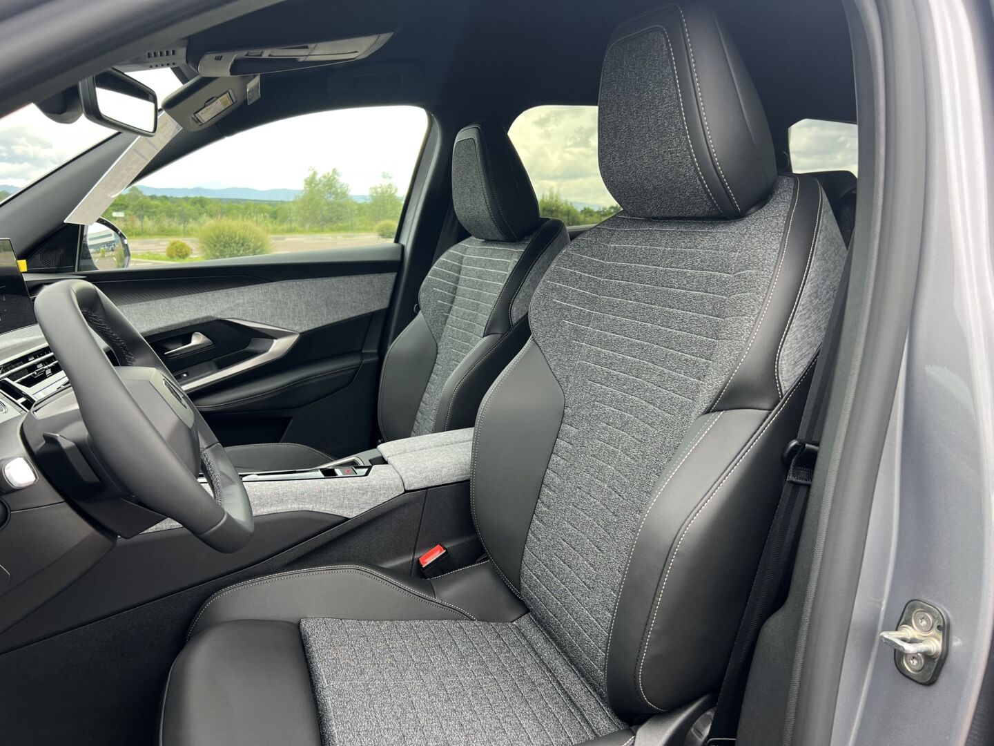 PEUGEOT 5008 HYBRID 145 E-DCS6 ALLURE — photo 4