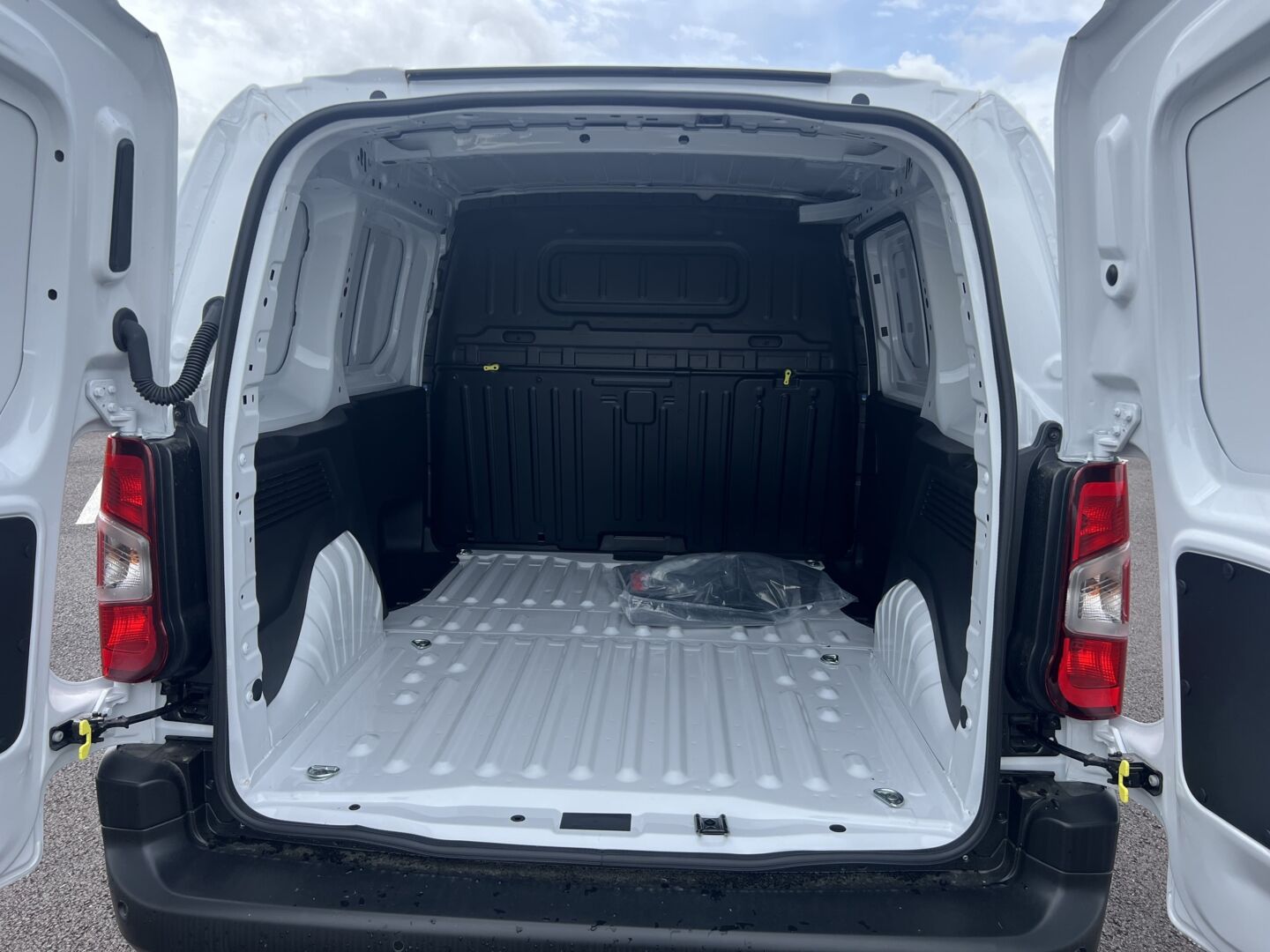 CITROEN BERLINGO VAN FG 650KG BLUE HDI 130 S/S EAT8 TAILLE M CHARGE UTILE STANDARD — photo 4