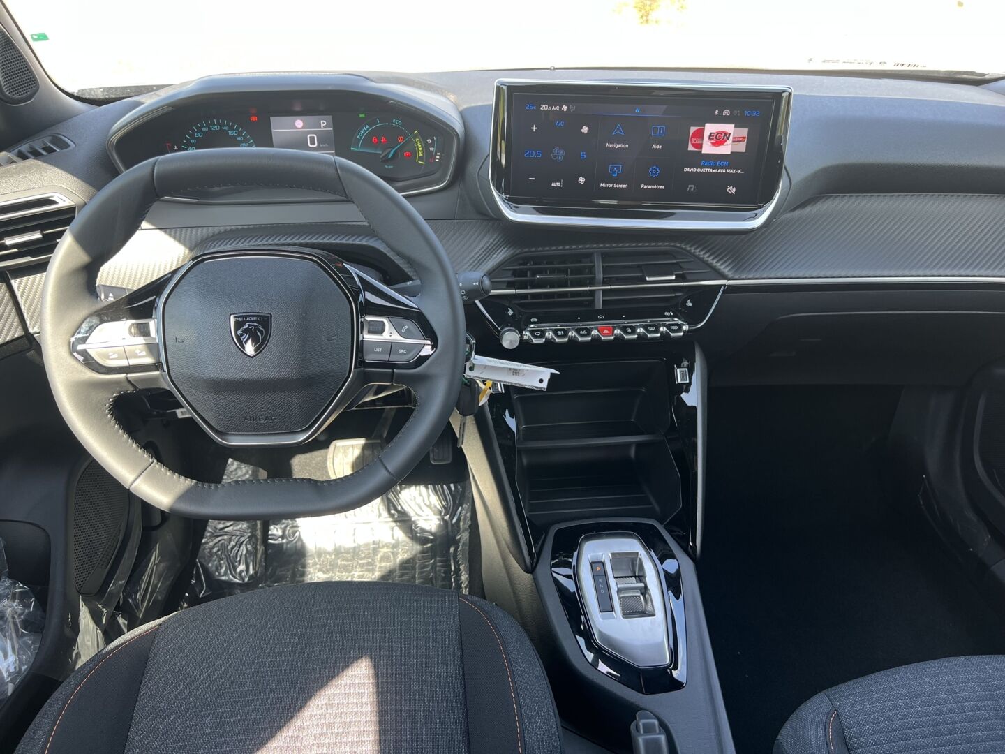 PEUGEOT 2008 1.2 HYBRID 145 E-DCS6 STYLE — photo 4