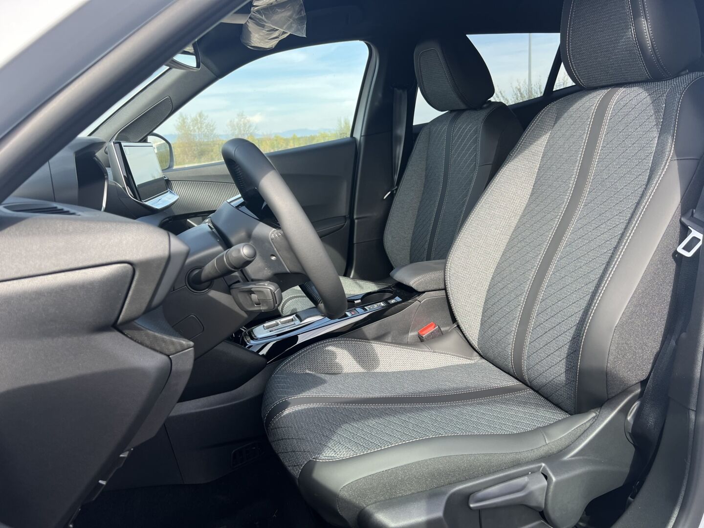 PEUGEOT 2008 1.2 HYBRID 145 E-DCS6 ALLURE — photo 4