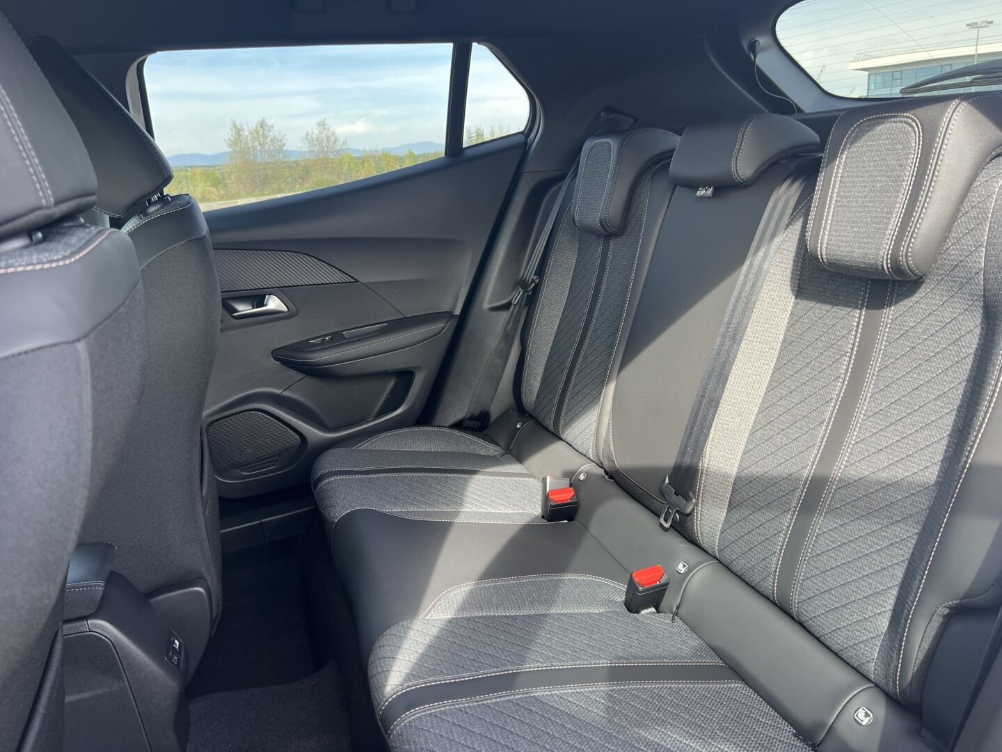 PEUGEOT 2008 1.2 HYBRID 145 E-DCS6 ALLURE — photo 7