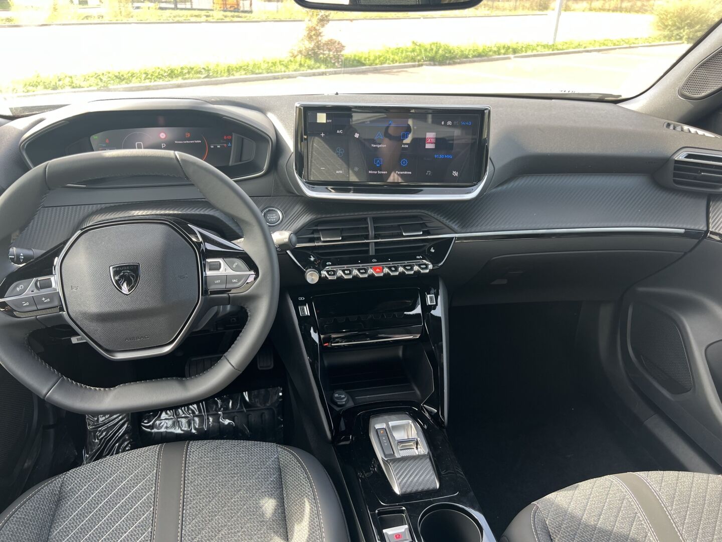 PEUGEOT 2008 1.2 HYBRID 145 E-DCS6 ALLURE — photo 5