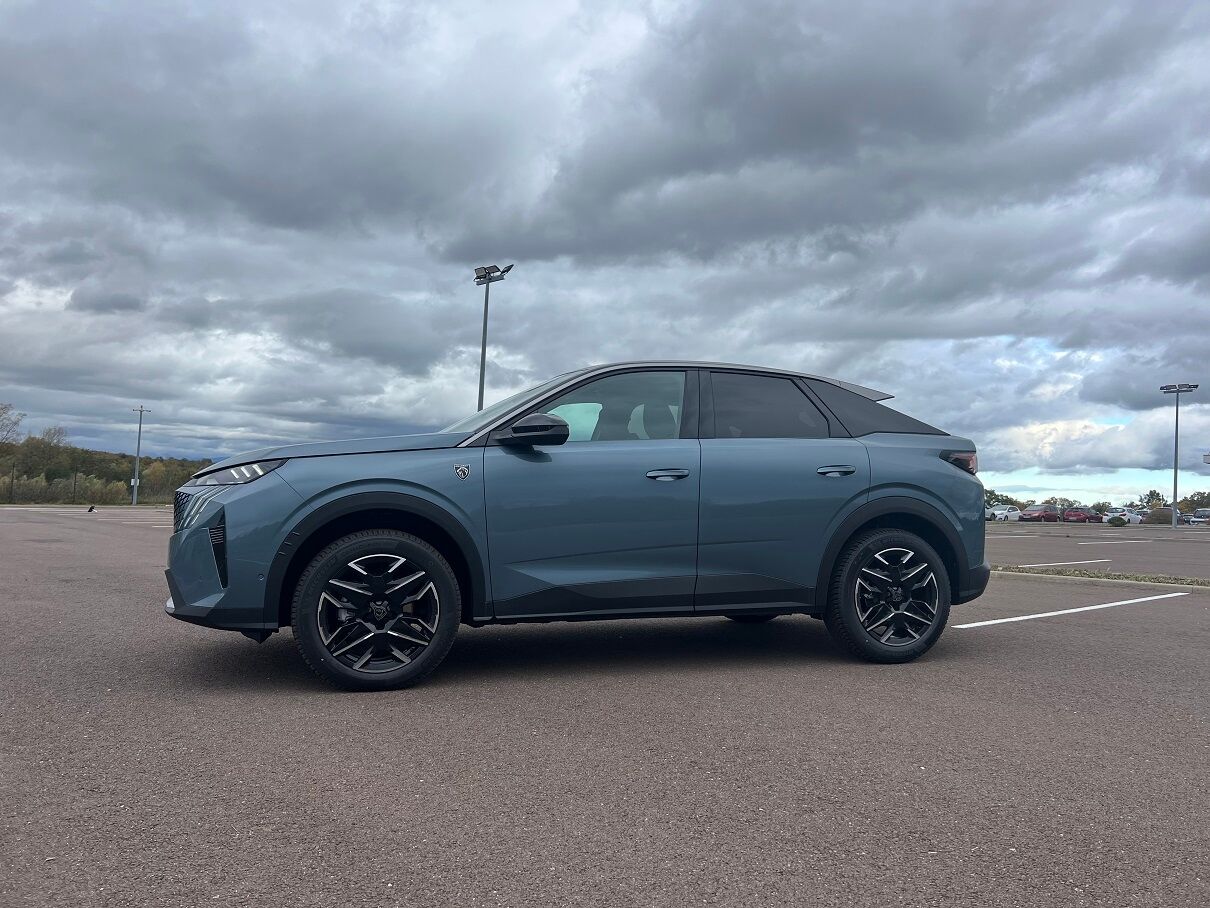 PEUGEOT 3008 HYBRID 145 E-DCS6 GT — photo 2