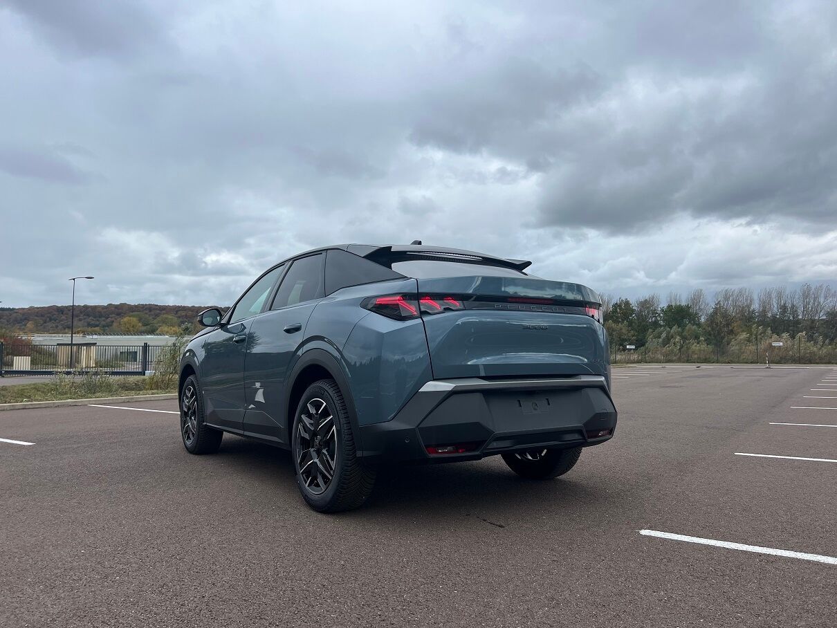 PEUGEOT 3008 HYBRID 145 E-DCS6 GT — photo 3