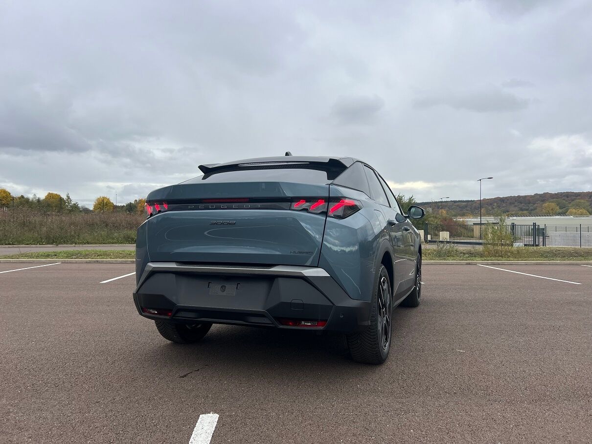 PEUGEOT 3008 HYBRID 145 E-DCS6 GT — photo 4
