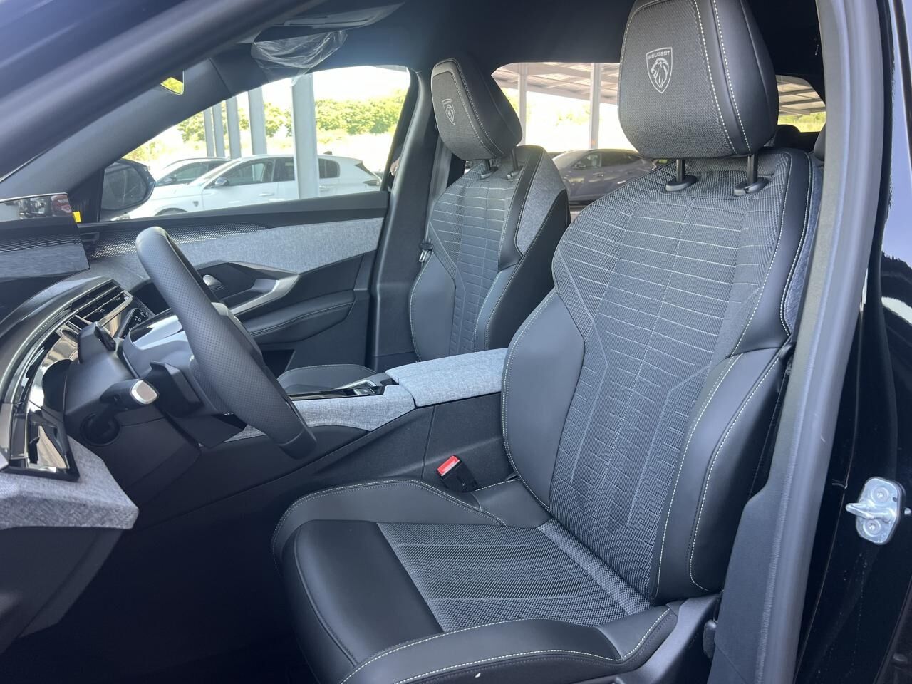 PEUGEOT 5008 GT HYBRID 145 E-DCS6 — photo 2