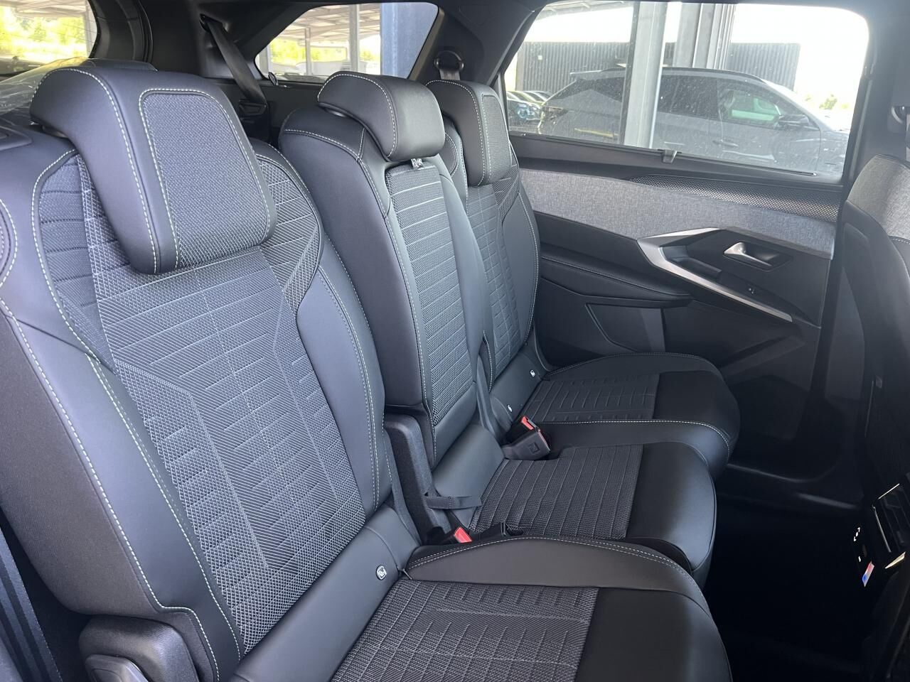 PEUGEOT 5008 GT HYBRID 145 E-DCS6 — photo 3