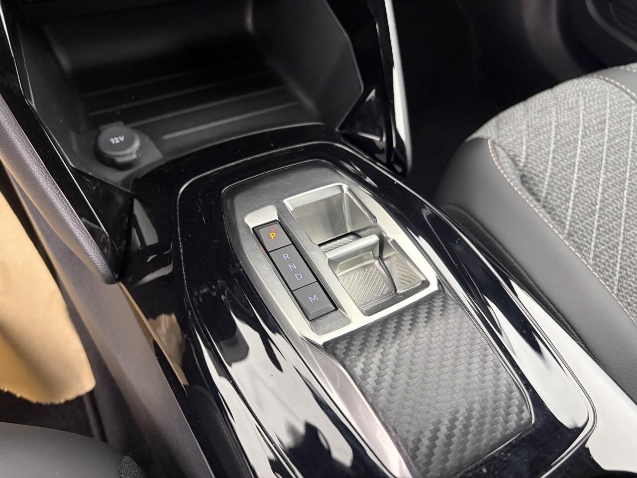 PEUGEOT 2008 ALLURE ESSENCE 130 EAT8 +GRIP CONTROL + CAMERA DE RECUL 180 — photo 23