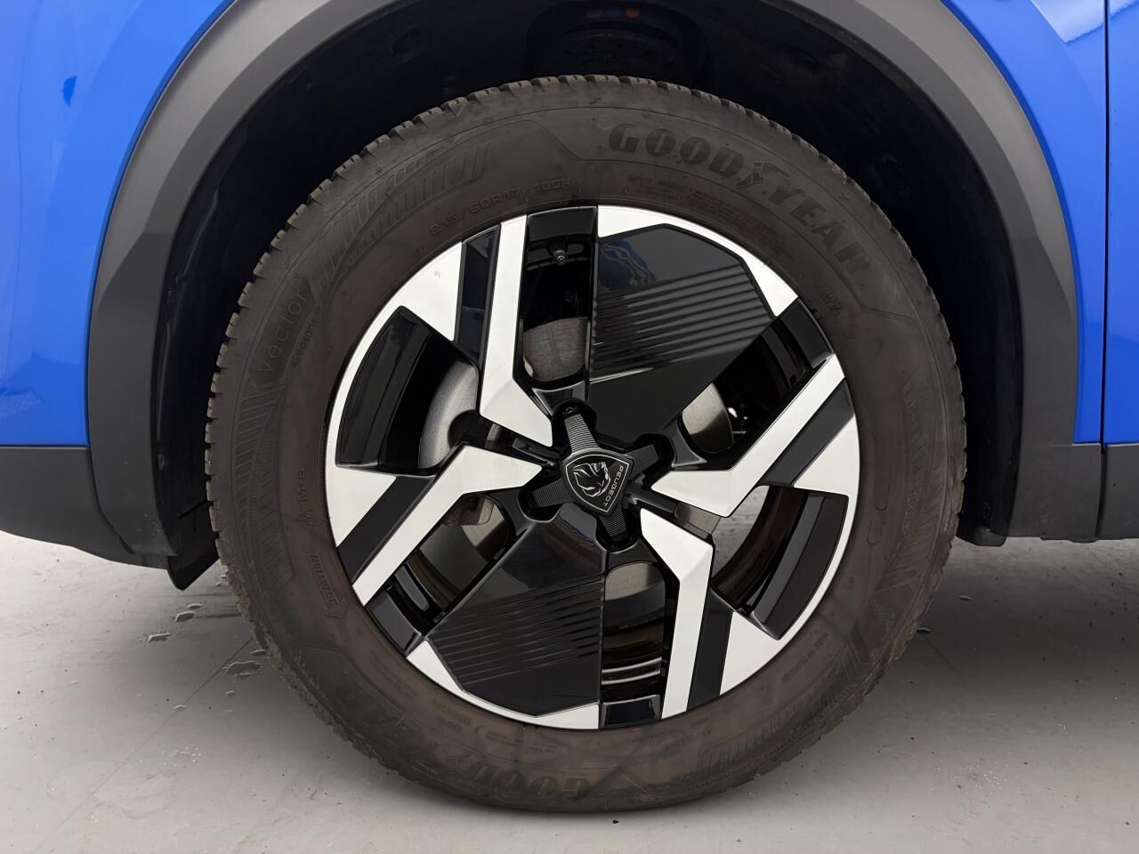 PEUGEOT 2008 ALLURE ESSENCE 130 EAT8 +GRIP CONTROL + CAMERA DE RECUL 180 — photo 12