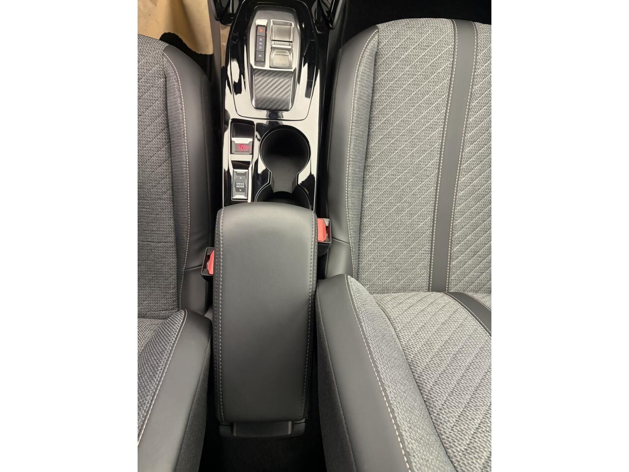 PEUGEOT 2008 ALLURE ESSENCE 130 EAT8 +GRIP CONTROL + CAMERA DE RECUL 180 — photo 24