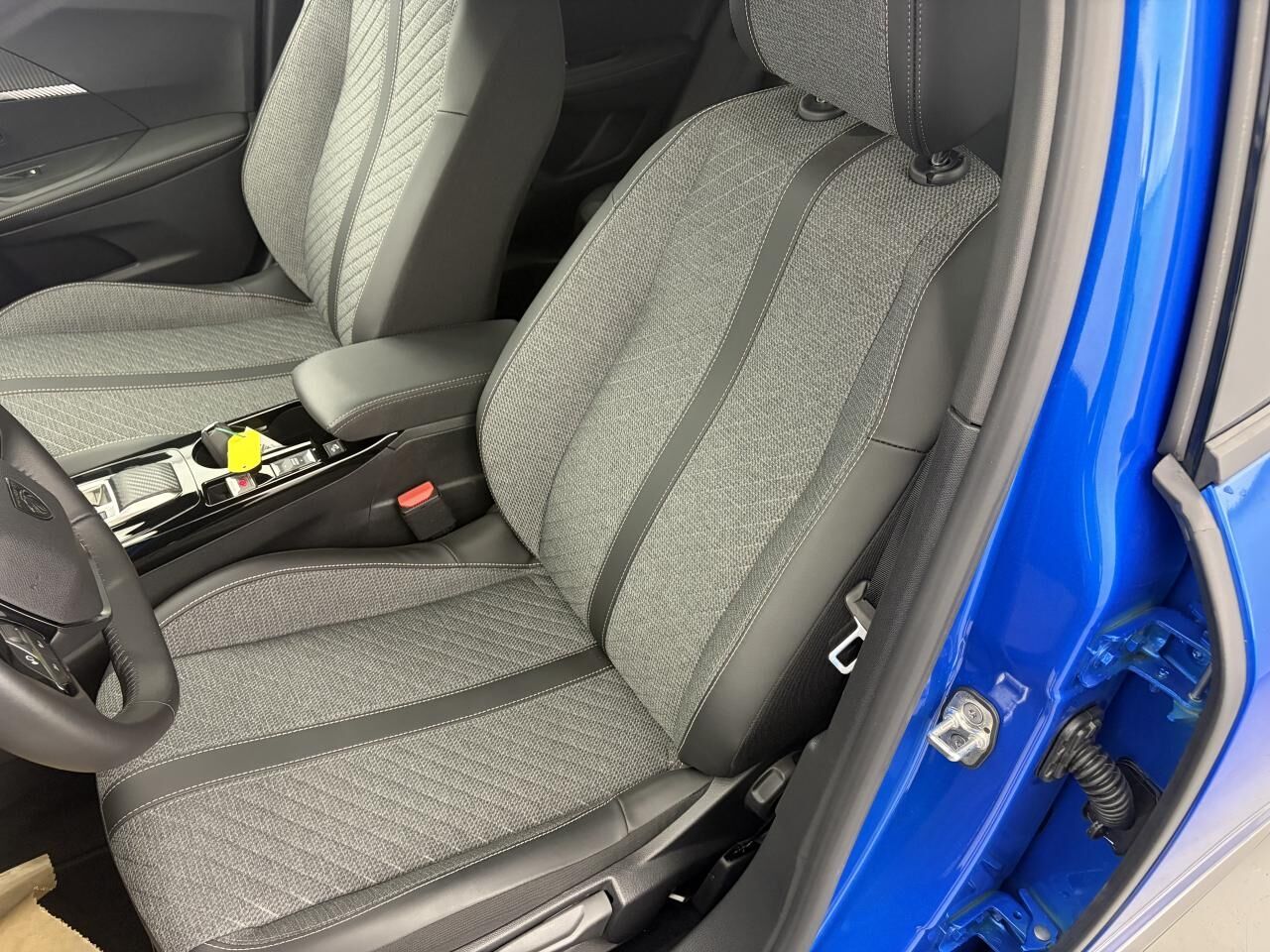 PEUGEOT 2008 ALLURE ESSENCE 130 EAT8 +GRIP CONTROL + CAMERA DE RECUL 180 — photo 18
