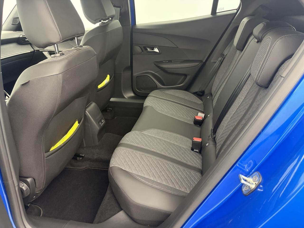PEUGEOT 2008 ALLURE ESSENCE 130 EAT8 +GRIP CONTROL + CAMERA DE RECUL 180 — photo 25