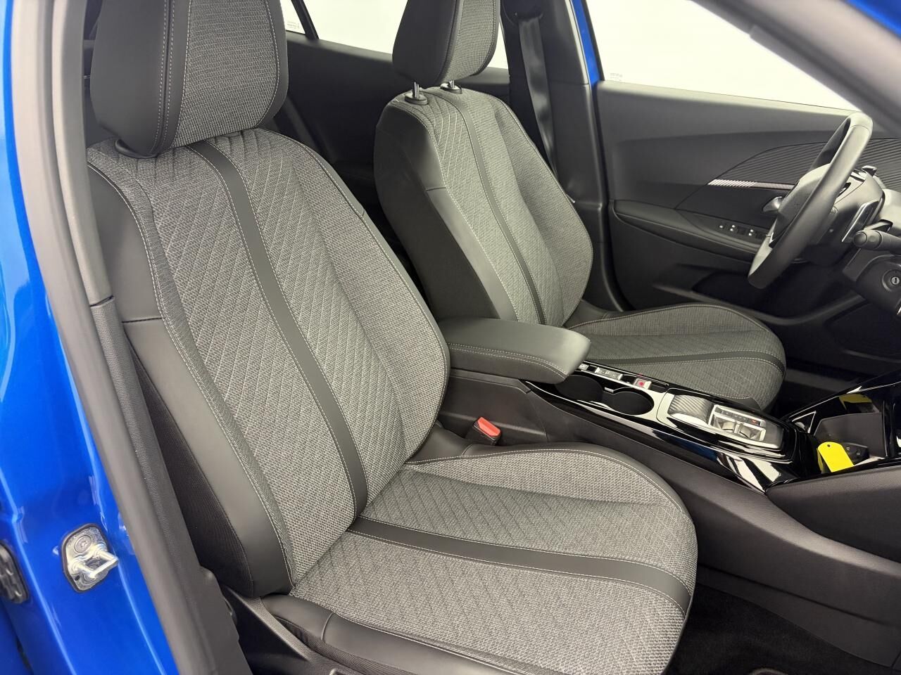 PEUGEOT 2008 ALLURE ESSENCE 130 EAT8 +GRIP CONTROL + CAMERA DE RECUL 180 — photo 19