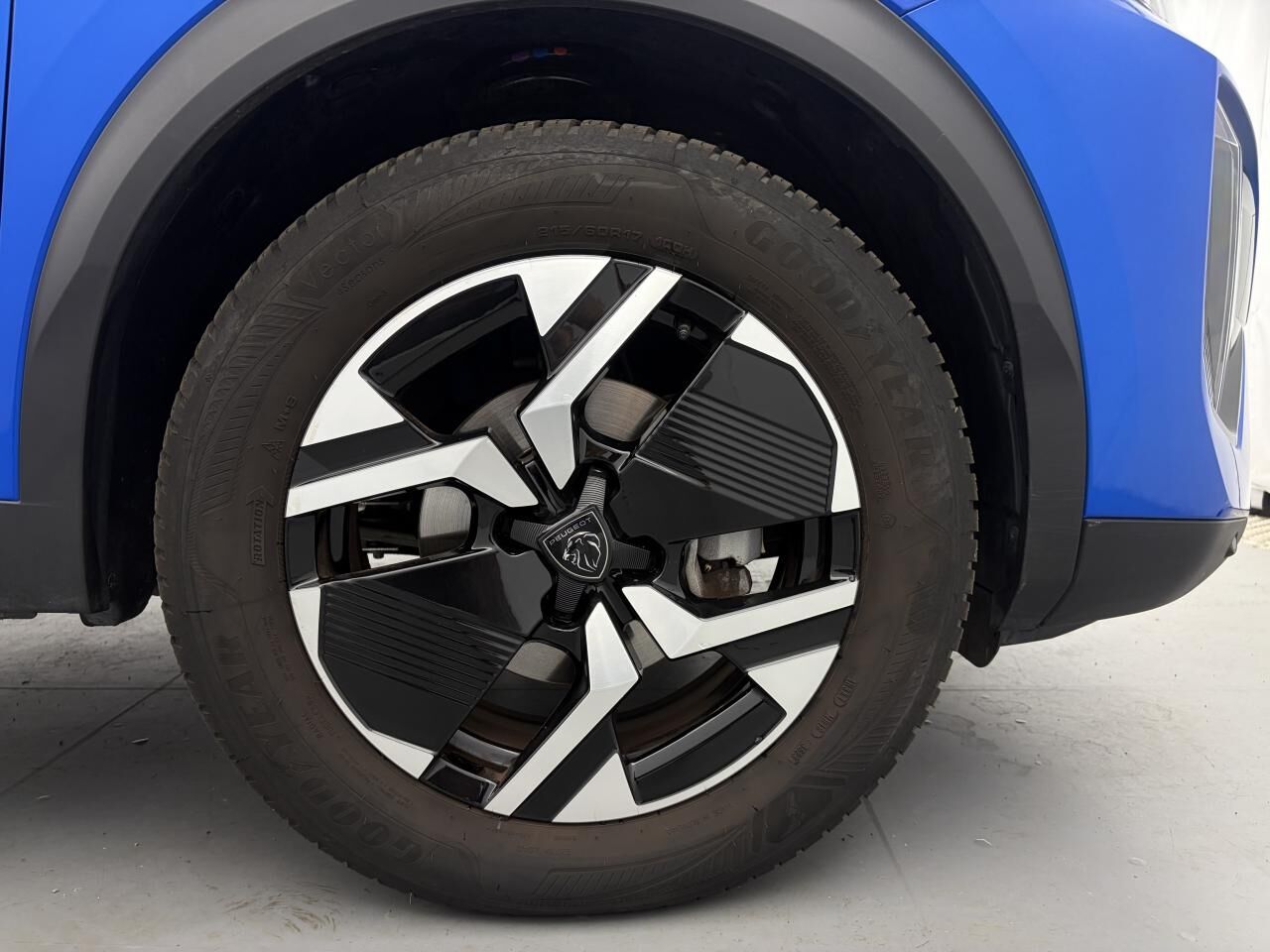 PEUGEOT 2008 ALLURE ESSENCE 130 EAT8 +GRIP CONTROL + CAMERA DE RECUL 180 — photo 9