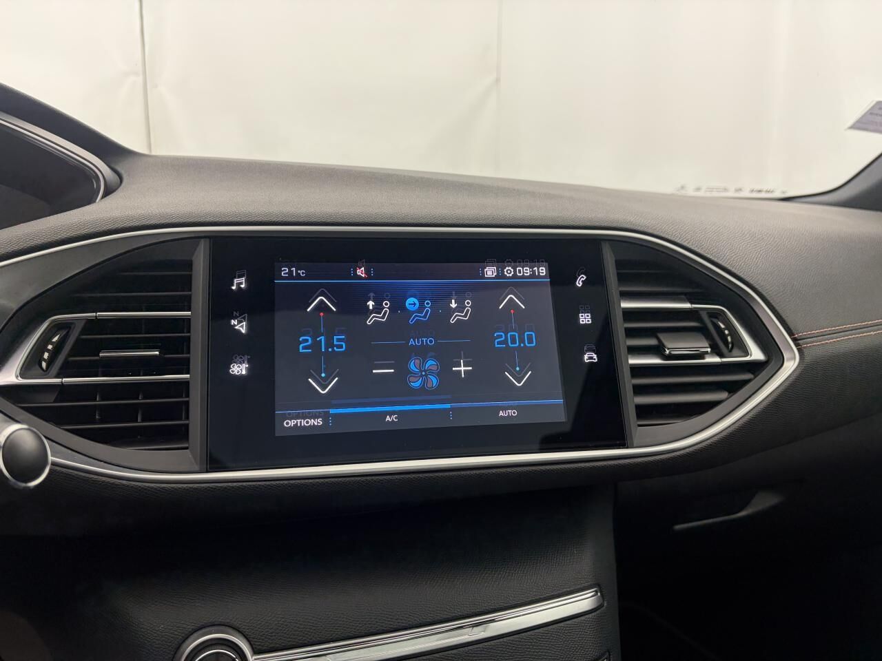 PEUGEOT 308 SW GT 1.5 BLUEHDI 130 + TOIT PANORAMIQUE — photo 23