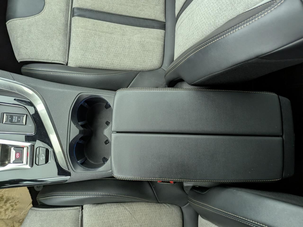 PEUGEOT 3008 GT HYBRID4 300 E-EAT8 — photo 17