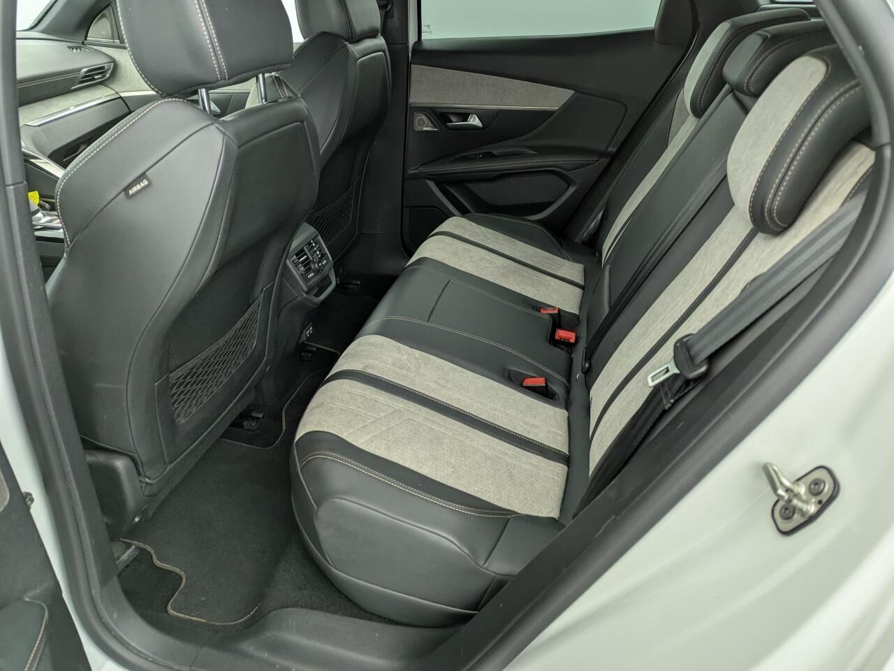 PEUGEOT 3008 GT HYBRID4 300 E-EAT8 — photo 18