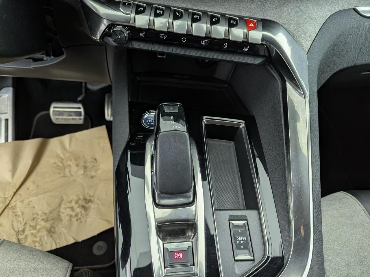 PEUGEOT 3008 GT HYBRID4 300 E-EAT8 — photo 19