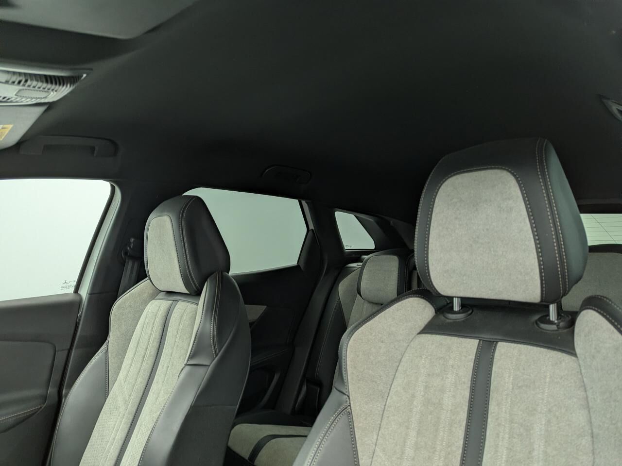 PEUGEOT 3008 GT HYBRID4 300 E-EAT8 — photo 20