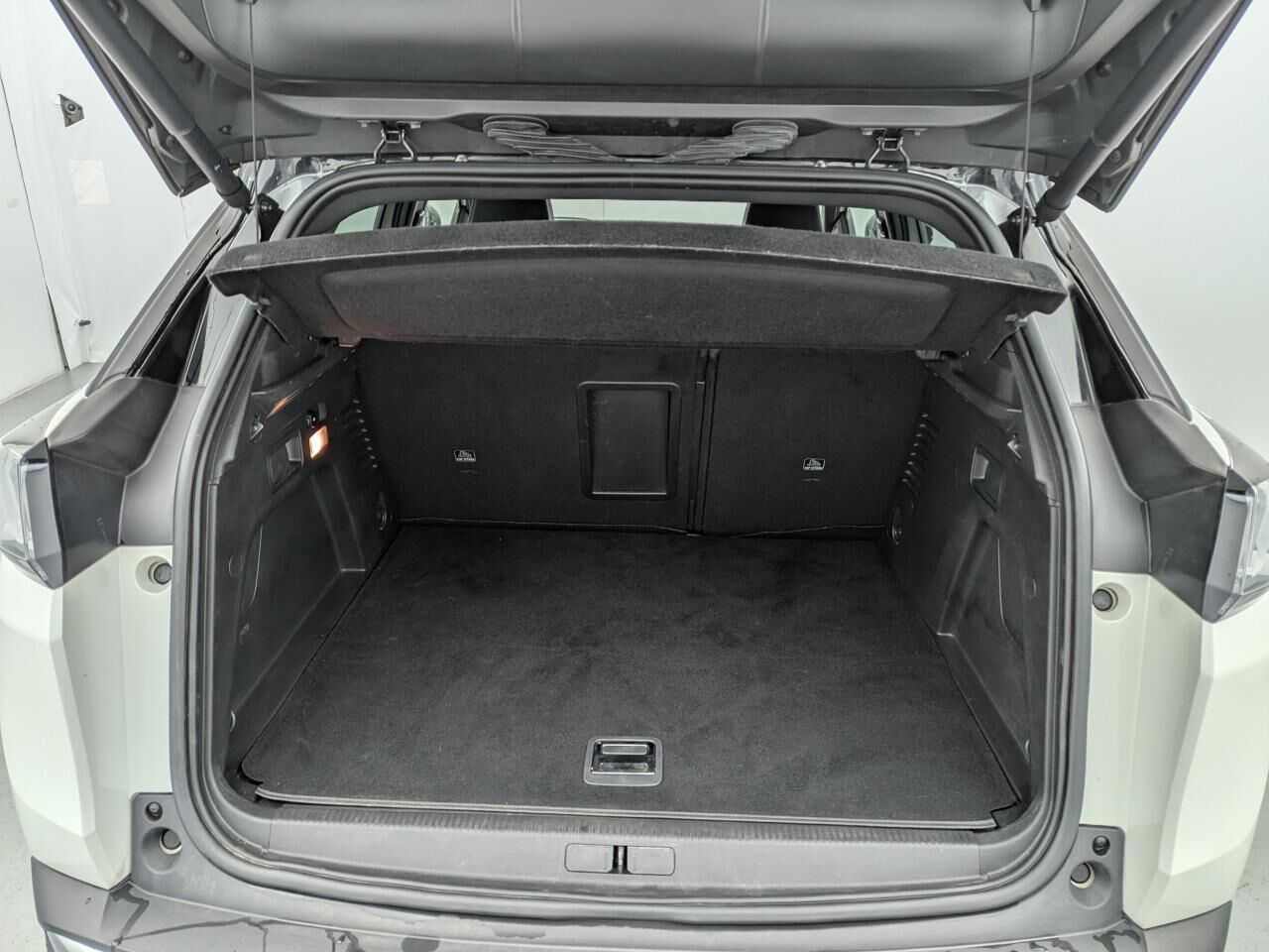 PEUGEOT 3008 GT HYBRID4 300 E-EAT8 — photo 21