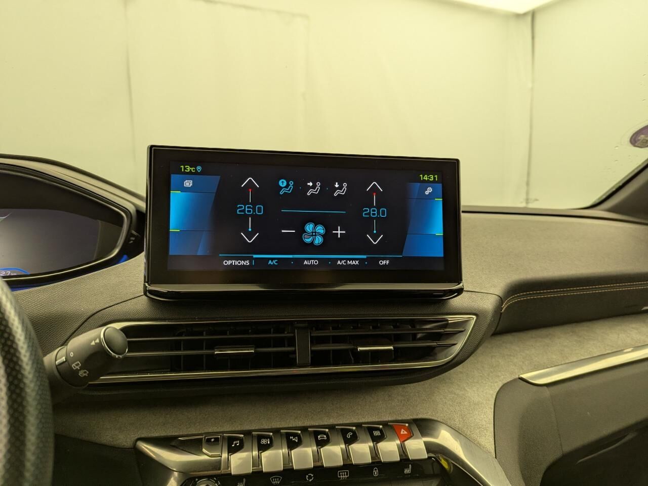 PEUGEOT 3008 GT HYBRID4 300 E-EAT8 — photo 23