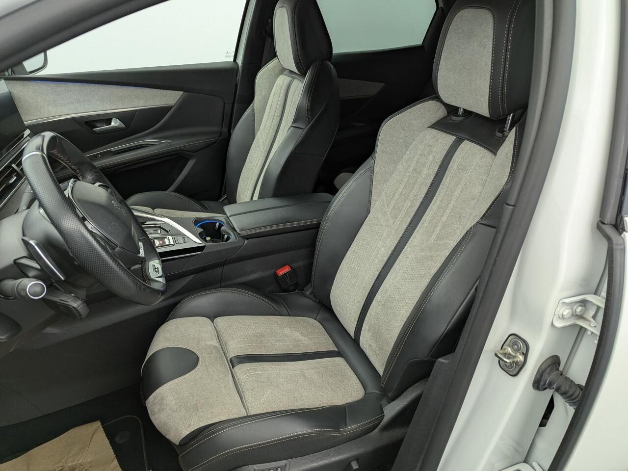 PEUGEOT 3008 GT HYBRID4 300 E-EAT8 — photo 24