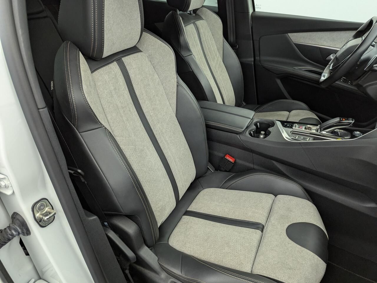 PEUGEOT 3008 GT HYBRID4 300 E-EAT8 — photo 25