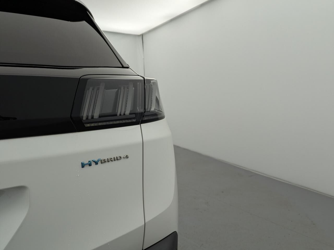 PEUGEOT 3008 GT HYBRID4 300 E-EAT8 — photo 9