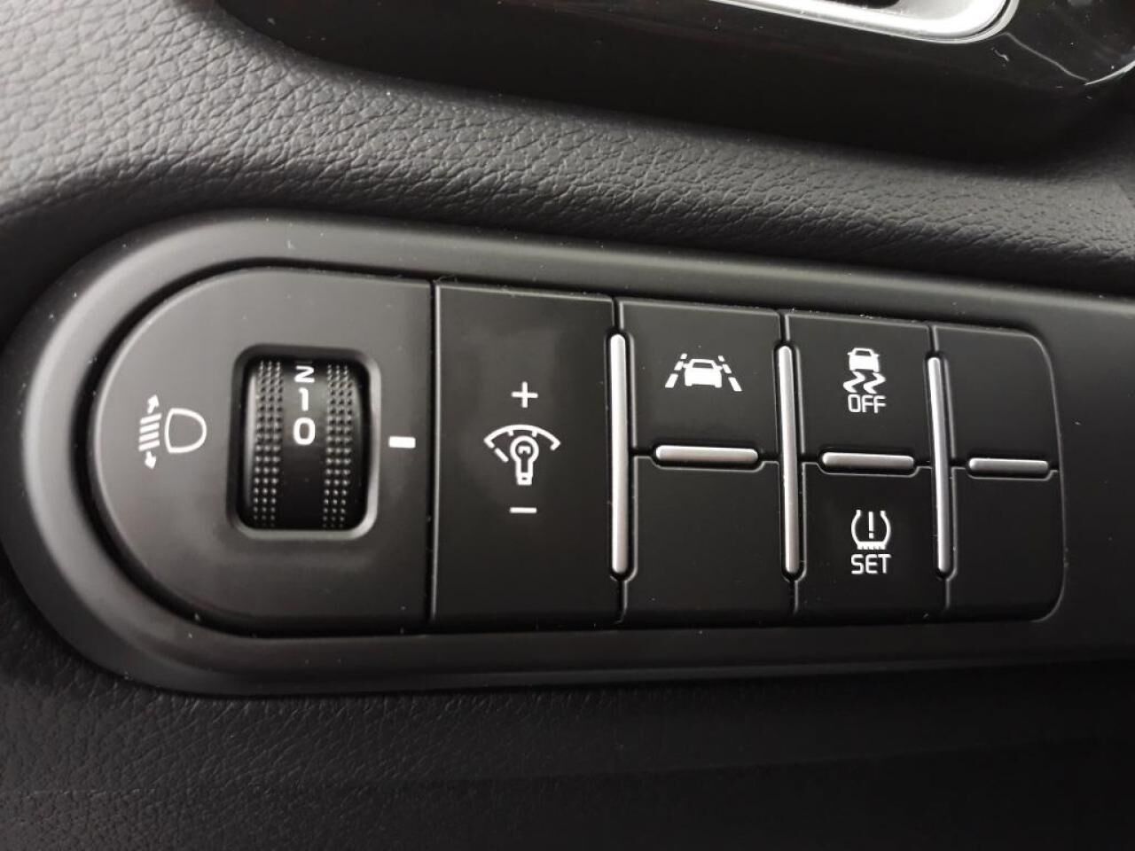 KIA XCEED 1.6 CRDI 136 CH MHEV DCT7 PREMIUM — photo 31