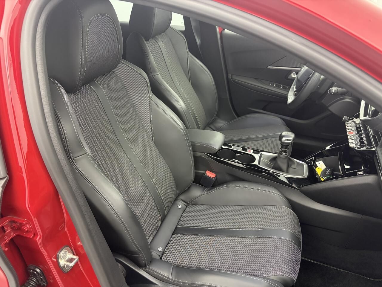 PEUGEOT 208 ESSENCE 12V S&amp;S - 100 CV BERLINE GT — photo 19